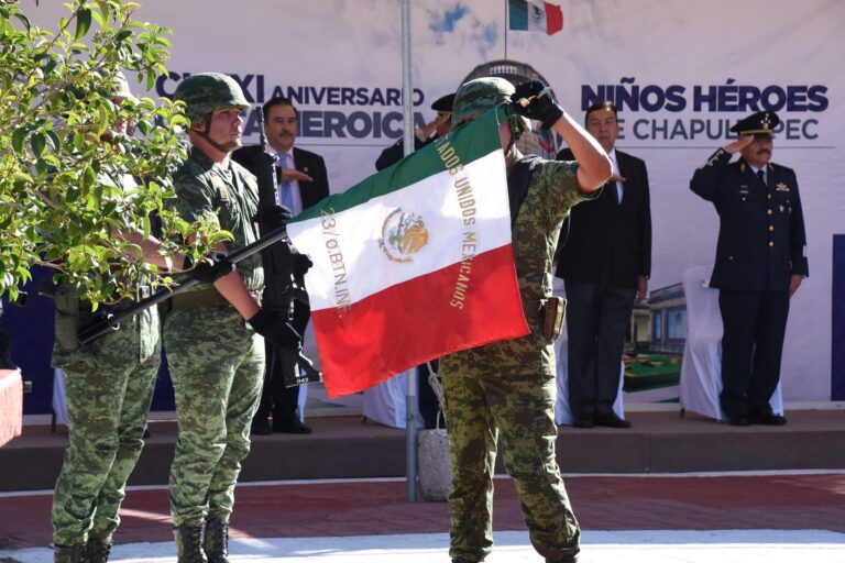 Militares con bandera